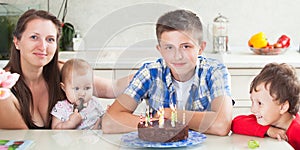 Celebrates the birthday of the eldest son surrounded by family.