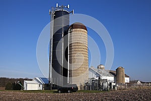 Cell antennas mounted on the top of the silo