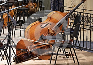 The cello lies on the stage next to the classical instruments during the intermission