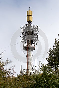 Cellphone communication tower with microwave link