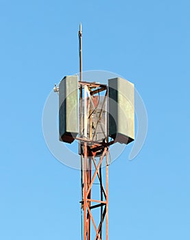 Cellphone communication tower with microwave link