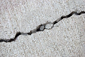 Cemento dañado con ondulante de la grieta a través de.