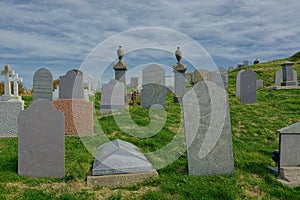 Cementerio monumentos sobre el lado 