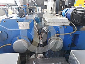Centerless grinding machine