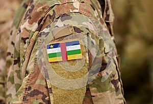 Centrálnej vlajka na vojaci paže. centrálnej vojsko koláž 