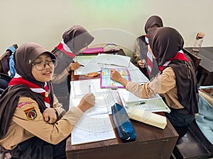 A group of students are learning to recognize and translate the Javanese script in class.