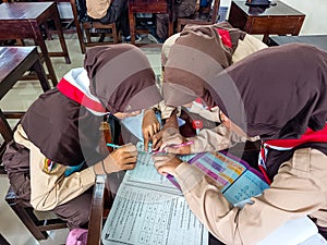 A group of students are learning to recognize and translate the Javanese script in class.