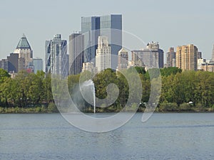 Central Park reservoir fontaine New York City skyline blue sky Manhattan USA