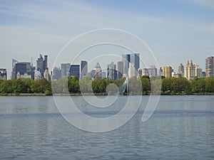 Central Park reservoir fontaine New York City skyline blue sky Manhattan USA