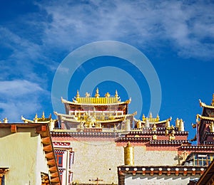 Central tower architecture Looks like the Potala Palace in Lhasa. Is the largest Tibetan Lama temple in Yunnan Province. More than