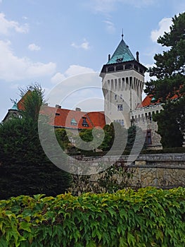 Centrálna veža neogotického zámku Smolenice, Slovensko