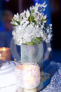 Centro de mesa con velas y flores photo