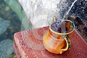 Keramický džbán náplň prírodné jar voda 