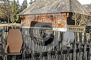 Keramický džbán na plote v obci