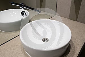 Ceramic sink with contactless sensor