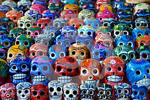 Farebné keramické lebky na predaj v Chichén-Itzá, Mexiko.
