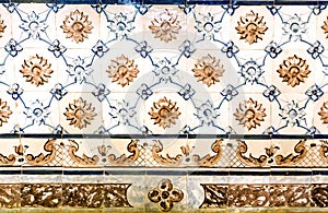 Keramický dlaždice na starý dom stena historický v. arabčina vplyv v portugalčina 