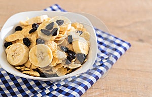 cereal with banana, raisin and milk