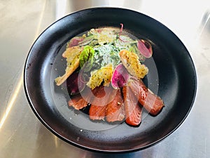 cesar salad with sliced â€‹â€‹salmon