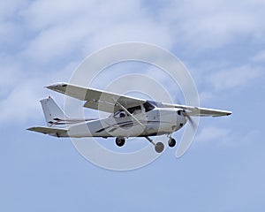 Cessna Skyhawk SP on approach