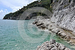 Cetara - Scogliera della Spiaggia del Porto