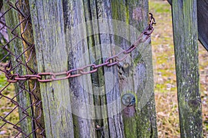 Chain on a gate