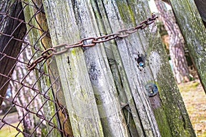 Chain on a gate