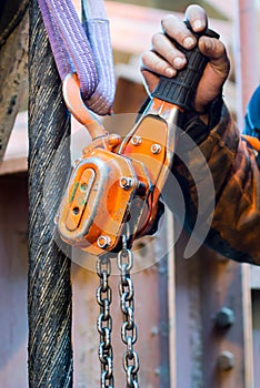 Chain hoist with hand