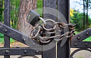 Chain and lock block gate