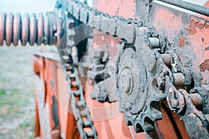 Chain transmission on the old non-operating mechanism. Parts of the old combine harvester.