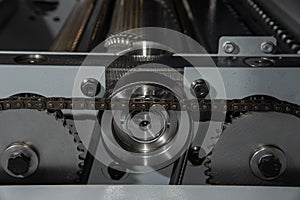 Chain and V-belt transmission in a woodworking machine