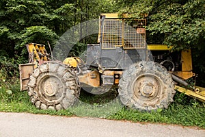 Chain on the wheels of a skidder, i.e. a tractor for skidding wood in difficult mountain terrain and with earthen ground