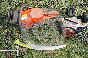 Chainsaw and pruning handsaw