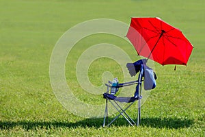 Stühle a ein Regenschirm 