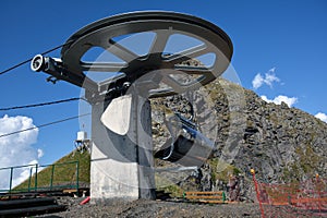 A chairlift rotating mechanism