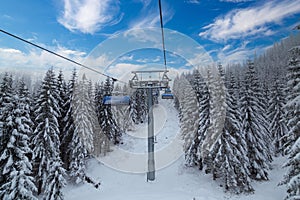Sedačková lanovka v lyžiarskom stredisku. Roháče - Spálená, Západné Tatry. Slovensko