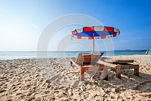 Sillas un paraguas sobre el hermoso Playa 