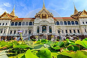 Chakri Throne Hall in the perspective of an ant .