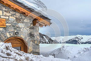 Rifugio la neve sul montagna 