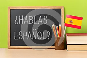 Chalkboard with the question hablas espanol?