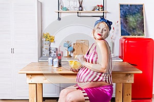 Change of taste preferences during pregnancy, the pregnant model gladly eat potato chips