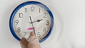 Change the time close-up clocks hour 3 to hour 2 shirt sleeve