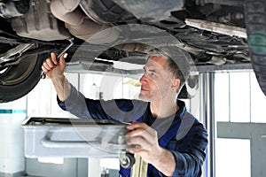 Changing the oil in the car services