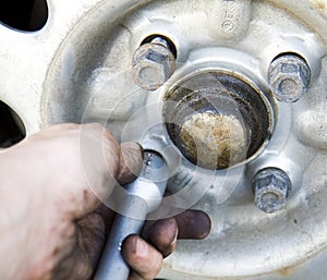 Changing tires and bolts by hand