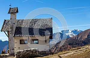 Capilla montana en sobre el atropellar sobre el soleado otono. dolomitas Alpes 