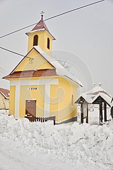 Kaple v horské obci Polianka v zimě u Donoval
