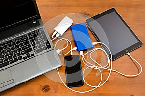 Charge sharing: recharging a laptop, a cellphone and a tabled with couple power banks