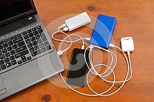 Charge sharing: recharging a laptop, a cellphones and an air pod set with couple power banks