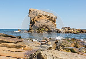 Sandstein das Meer stapel aus Küste aus Schleusentor auf der hoch gezeiten 