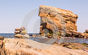 Sandstein das Meer stapel aus Küste aus Schleusentor auf der hoch gezeiten 